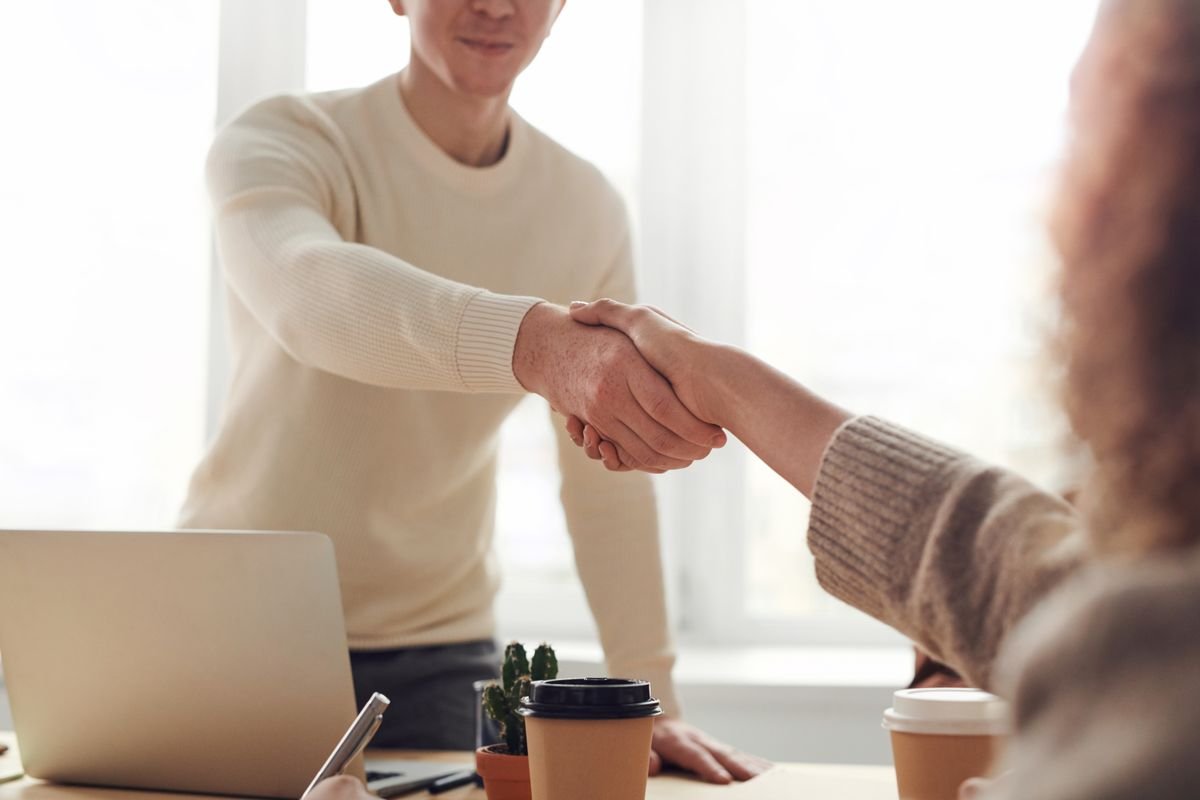 Poignée de main entre un expert-comptable et son client